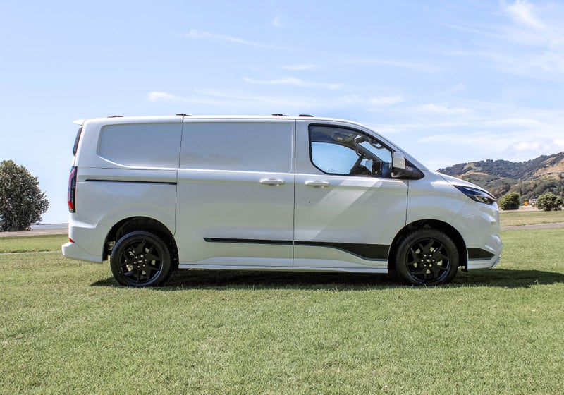 2025 Ford Transit CUSTOM 320 SPORT AWD image 3