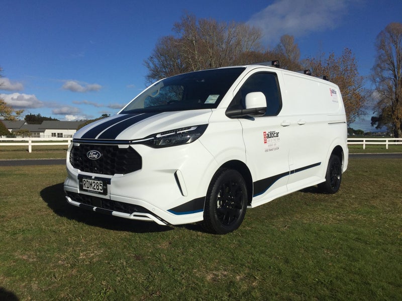 2025 Ford Transit CUSTOM 320 SPORT AWD image 3