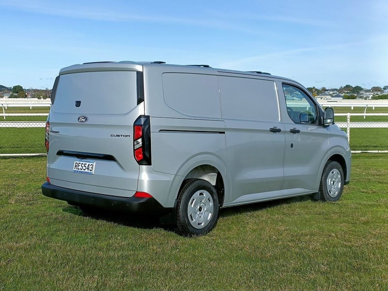 2025 Ford Transit Custom 320 SWB 2.0D image 4