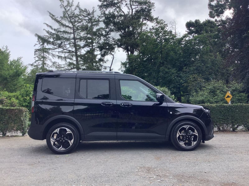 2025 Ford Transit TOURNEO image 2