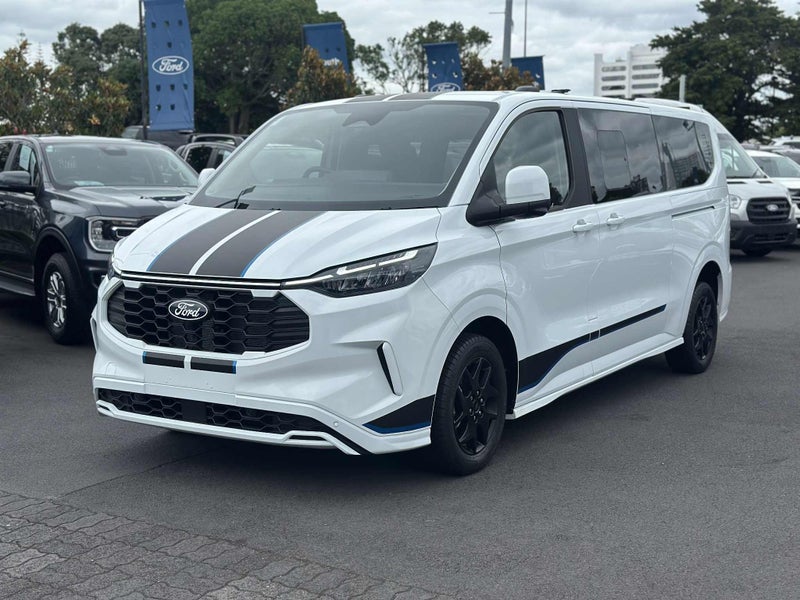 2025 Ford Transit Tourneo Custom Sport image 3