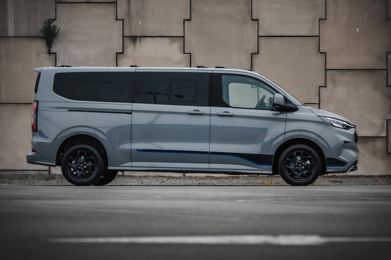 2025 Ford Transit Tourneo Custom Sport Bus image 2