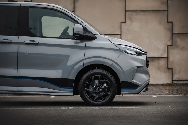 2025 Ford Transit Tourneo Custom Sport Bus image 3