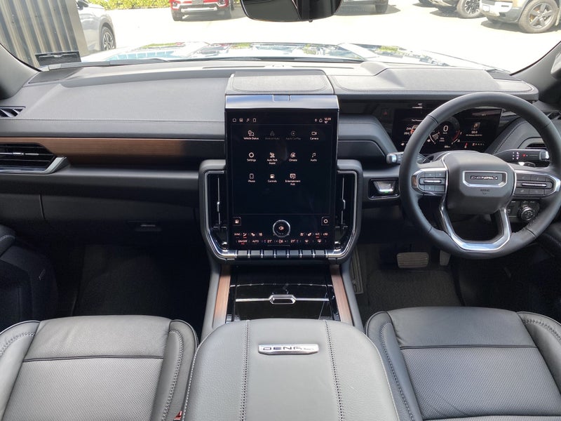 2025 GMC Yukon Denali 6.2L V8 image 3