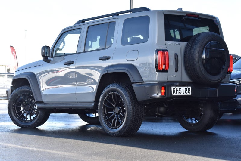 2025 GWM Tank 300 Lux Petrol 2.0P image 4