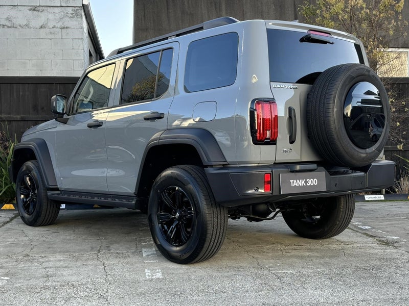 2025 GWM Tank 300 LUX Petrol image 4