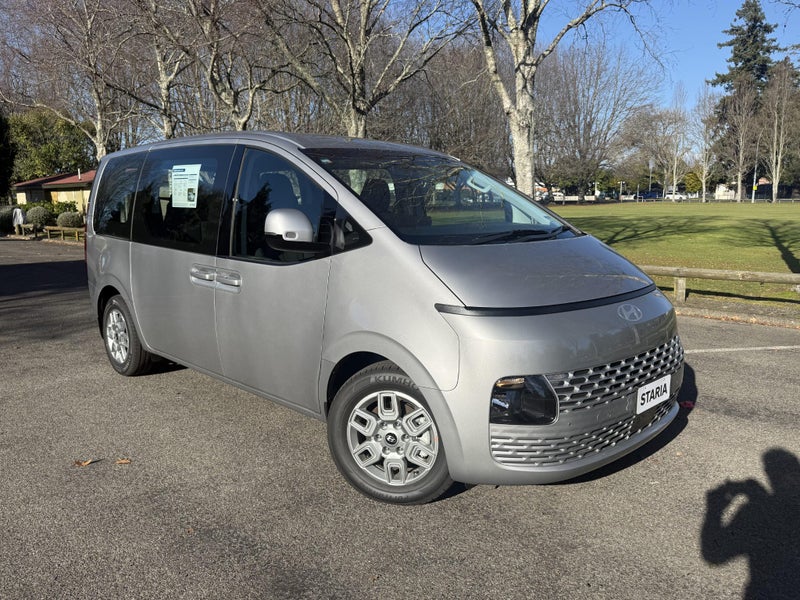 2025 Hyundai Staria image 2
