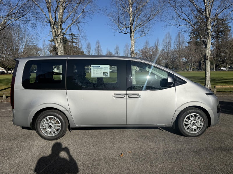 2025 Hyundai Staria image 3