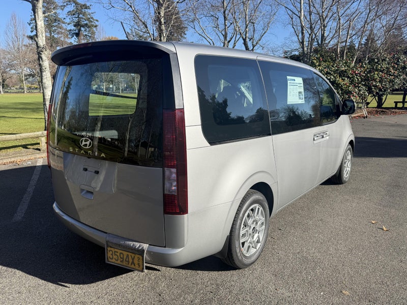 2025 Hyundai Staria image 4