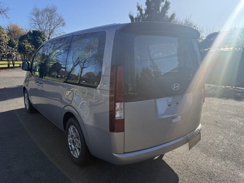2025 Hyundai Staria image 5