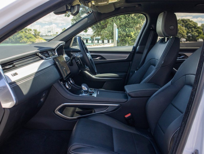 2025 Jaguar F-PACE P250 Dynamic SE image 3