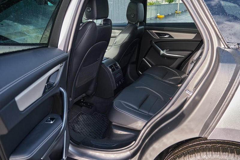 2025 Jaguar F-PACE P250 R-Dynamic SE image 3