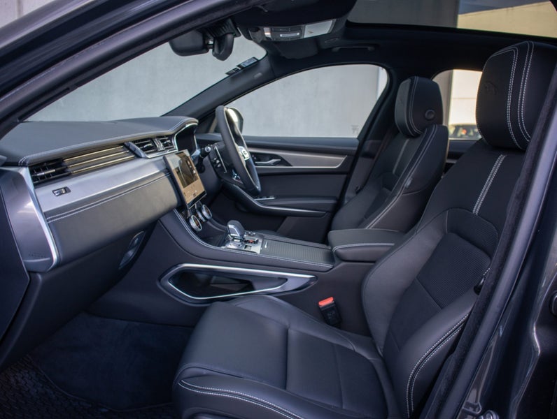 2025 Jaguar F-PACE P250 R-Dynamic SE image 3