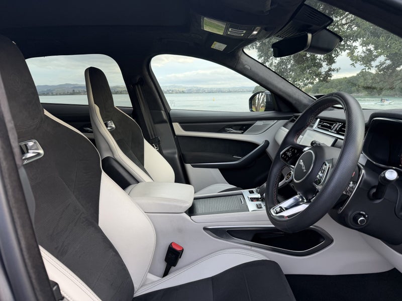 2025 Jaguar F-PACE SVR 575 Edition image 4