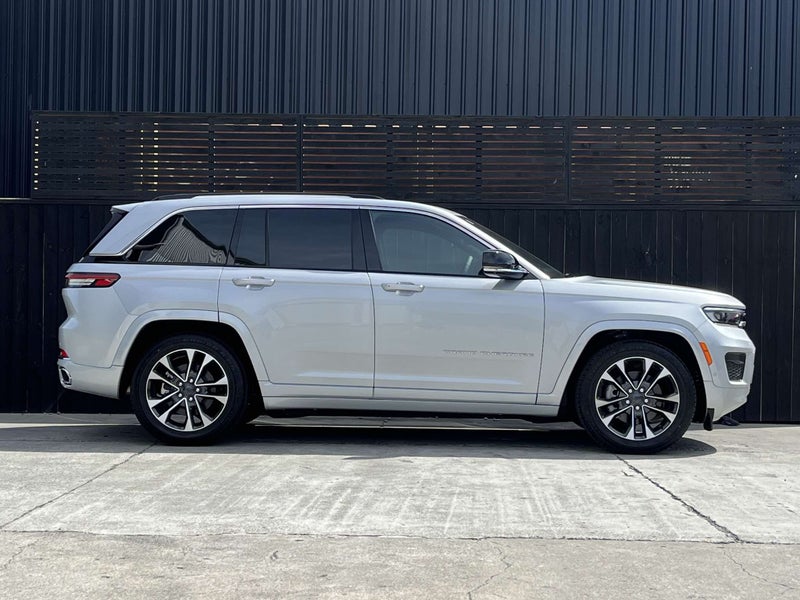2025 Jeep Grand Cherokee Overland image 2