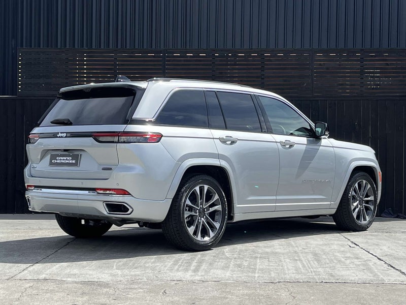 2025 Jeep Grand Cherokee Overland image 3