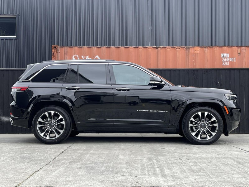 2025 Jeep Grand Cherokee Overland image 2