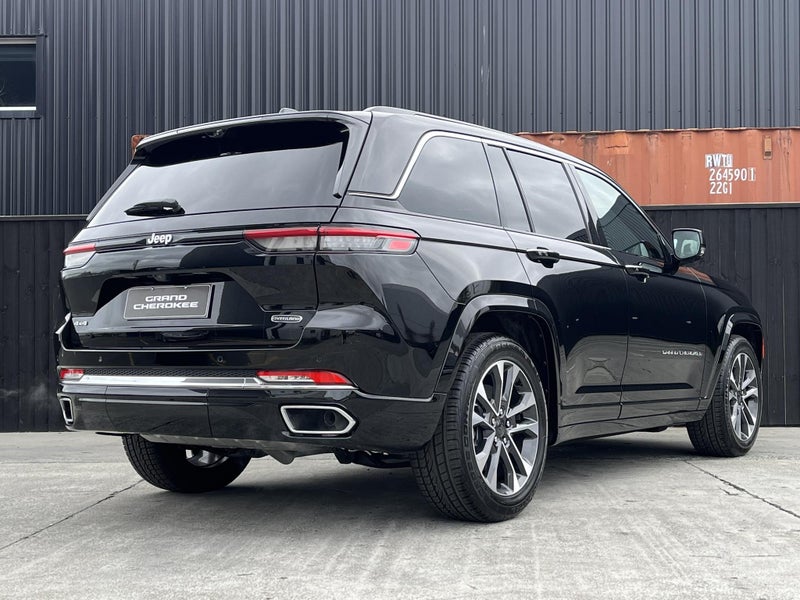 2025 Jeep Grand Cherokee Overland image 3