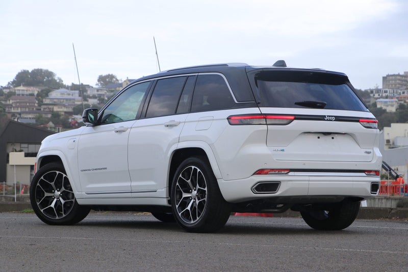 2025 Jeep Grand Cherokee Summit PHEV 4xe 5 Seat image 2