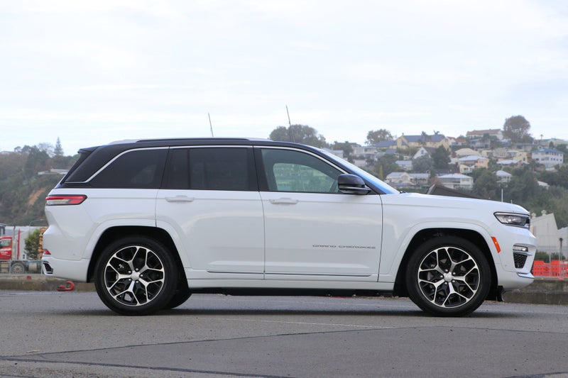 2025 Jeep Grand Cherokee Summit PHEV 4xe 5 Seat image 3
