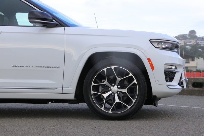 2025 Jeep Grand Cherokee Summit PHEV 4xe 5 Seat image 4