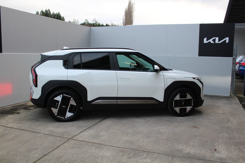 2025 Kia EV3 Earth Long Range 2WD image 2