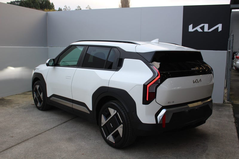 2025 Kia EV3 Earth Long Range 2WD image 3