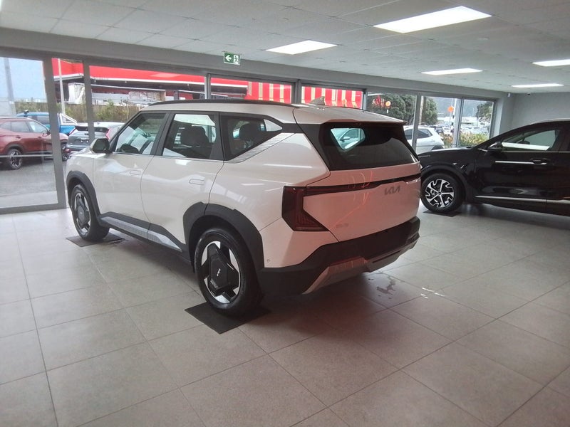 2025 Kia EV5 Light + image 4