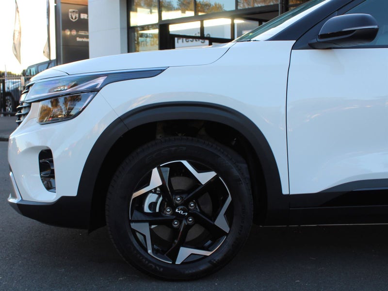 2025 Kia Seltos EX image 2