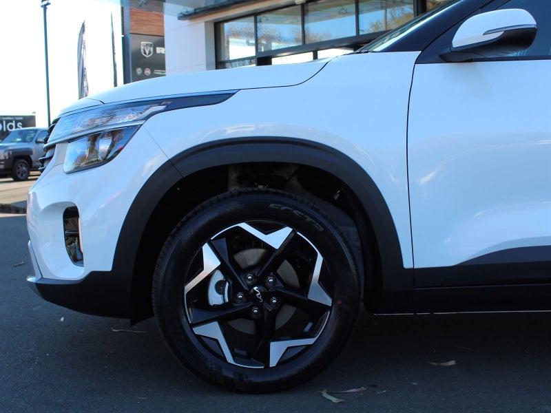 2025 Kia Seltos LX+ image 2