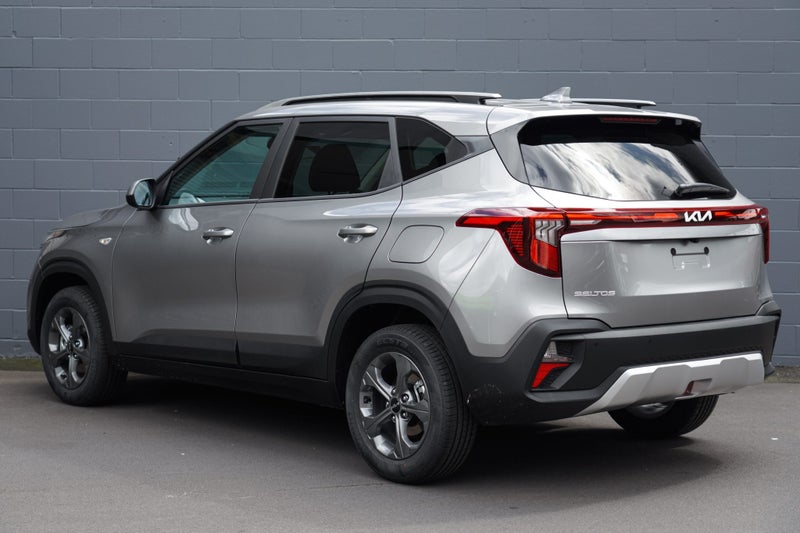 2025 Kia Seltos LX 2.0L image 2
