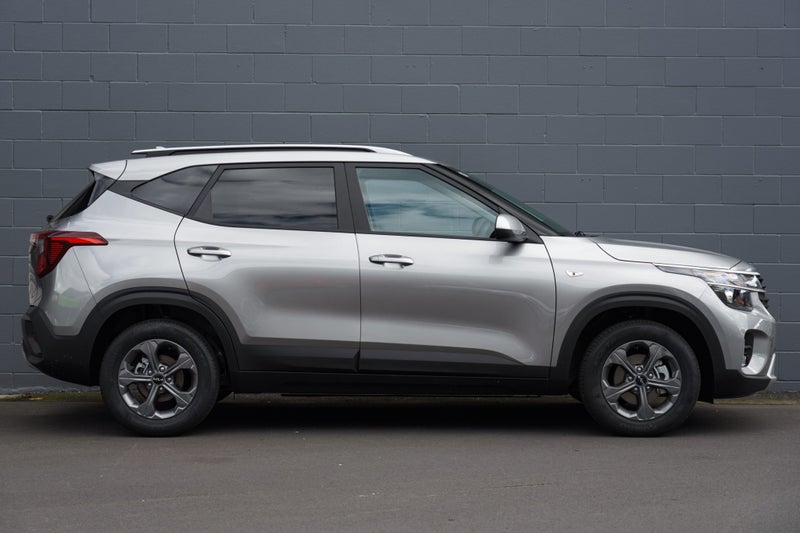 2025 Kia Seltos LX 2.0L image 3