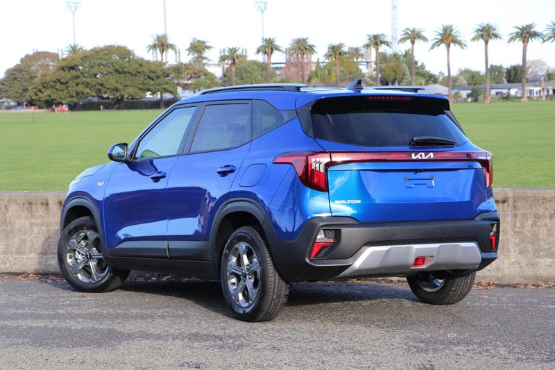 2025 Kia Seltos LX 2.0L DOHC IVT image 2