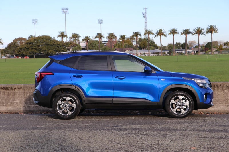 2025 Kia Seltos LX 2.0L DOHC IVT image 3