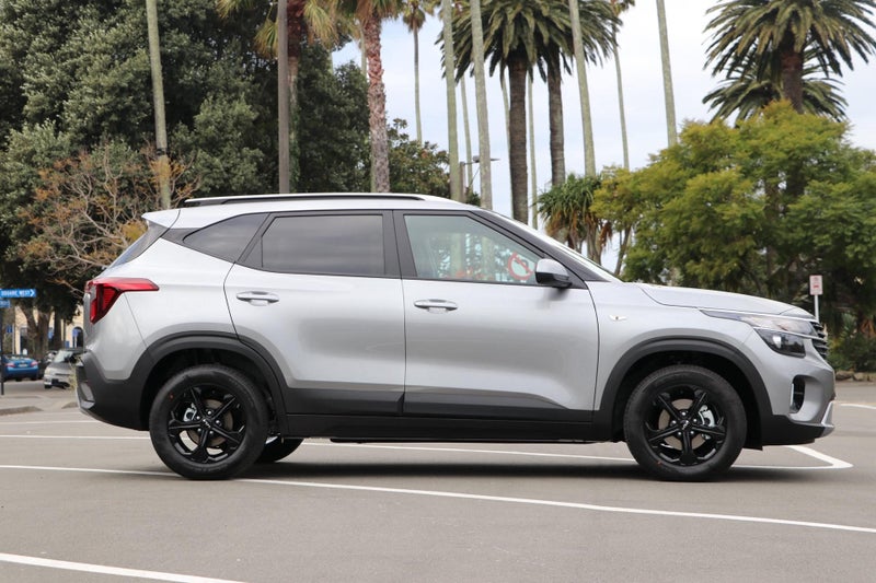 2025 Kia Seltos LX 2.0L DOHC IVT image 3