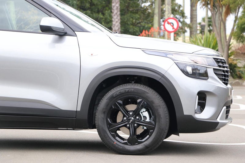 2025 Kia Seltos LX 2.0L DOHC IVT image 4