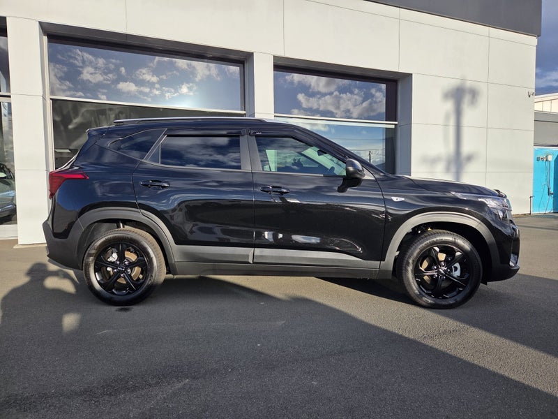 2025 Kia Seltos LX 2.0P image 2