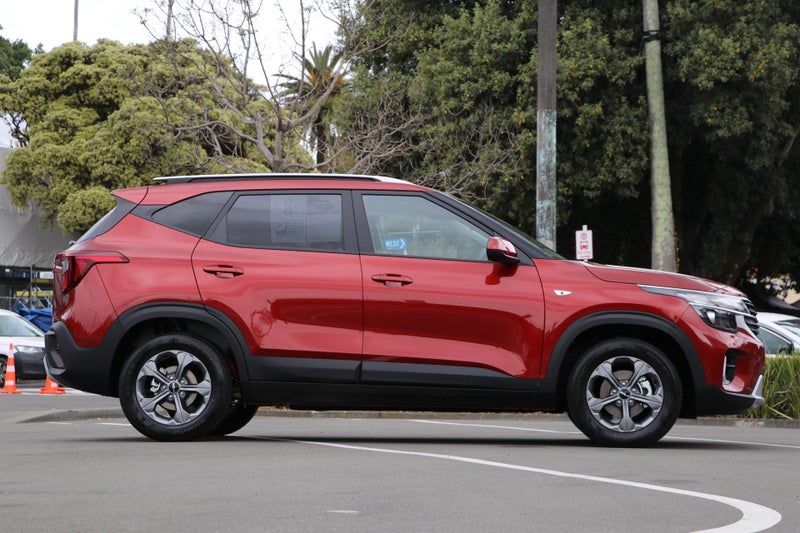 2025 Kia Seltos LX 2.0P image 4