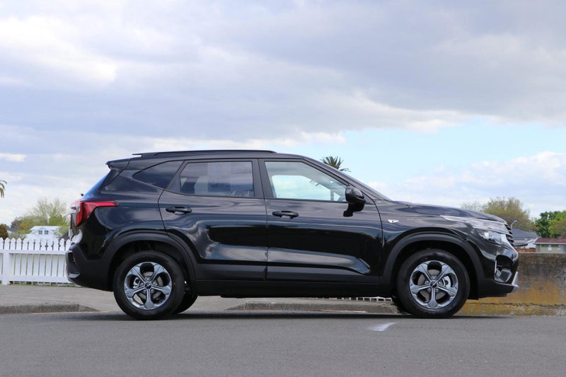 2025 Kia Seltos LX 2.0P image 3