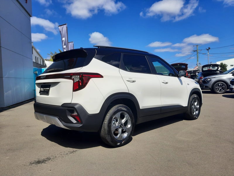 2025 Kia Seltos LX 2.0P image 3