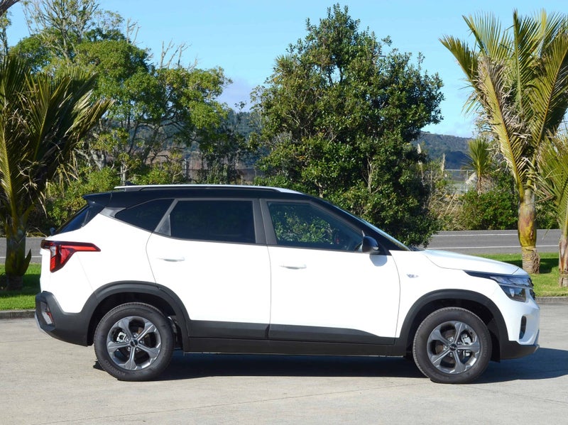 2025 Kia Seltos LX 2.0P PRE REG PRICE image 2