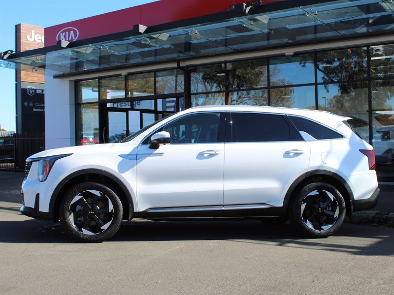 2025 Kia Sorento DELUXE image 3