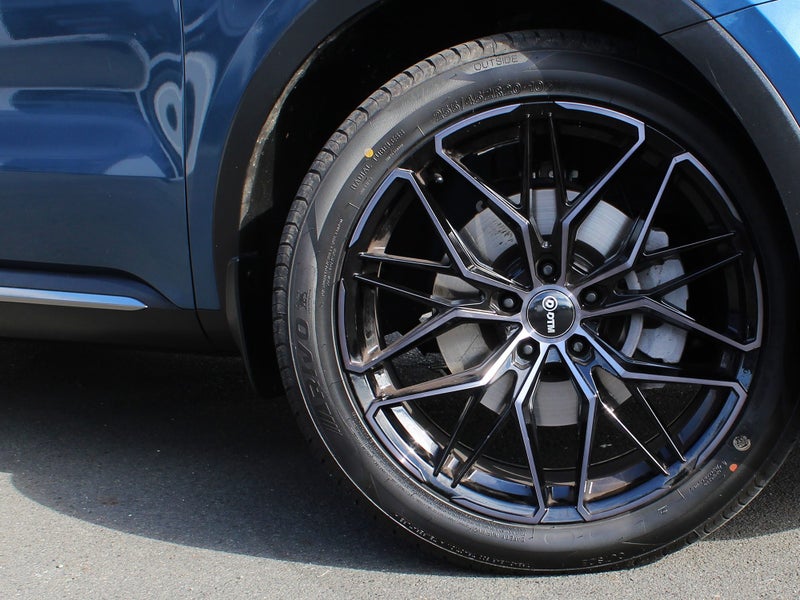 2025 Kia Sorento Deluxe AWD image 2