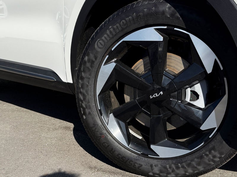 2025 Kia Sorento Deluxe AWD image 2