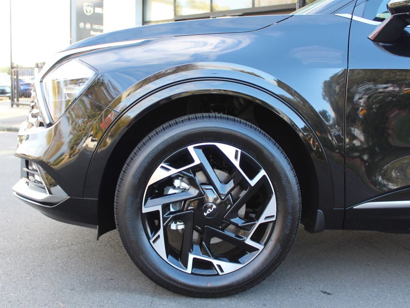 2025 Kia Sportage Deluxe image 2