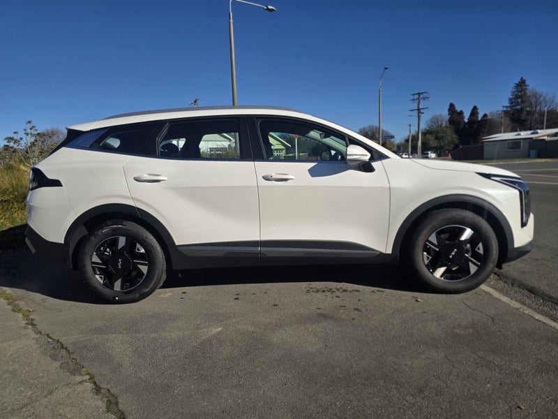 2025 Kia Sportage LX 2WD 1.6T Auto - image 2