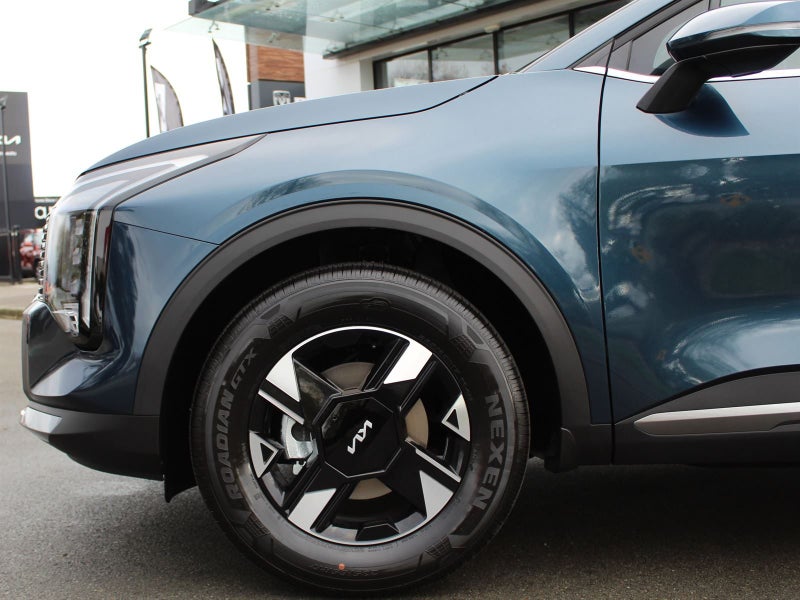 2025 Kia Sportage LX 2WD image 2