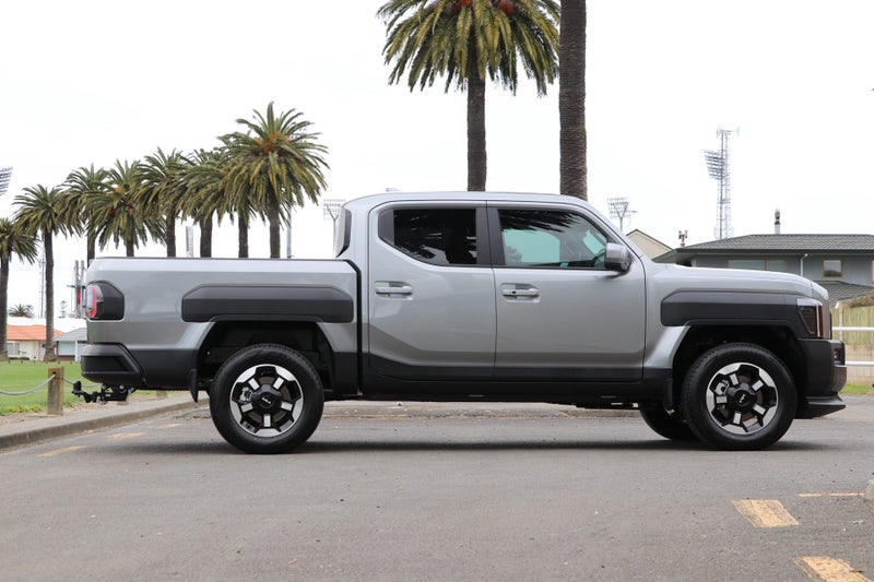 2025 Kia Tasman TXS 4WD Wellside image 3