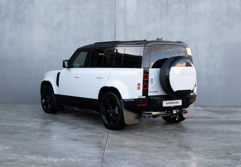 2025 Land Rover Defender 110 425 Edition image 2