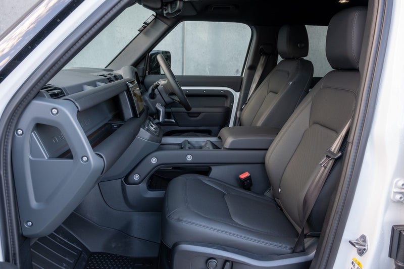 2025 Land Rover Defender 110 425 Edition image 3
